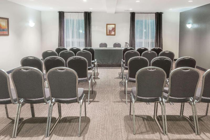 هتل Super 8 By Wyndham Quebec City