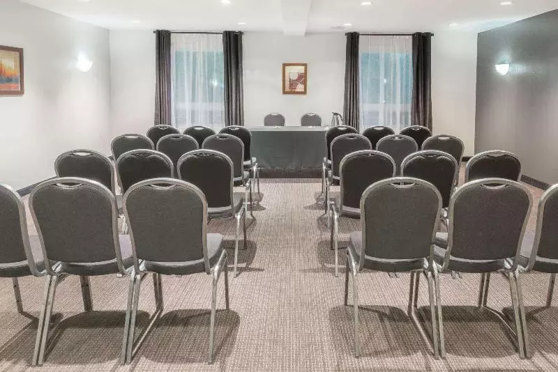 هتل Super 8 By Wyndham Quebec City