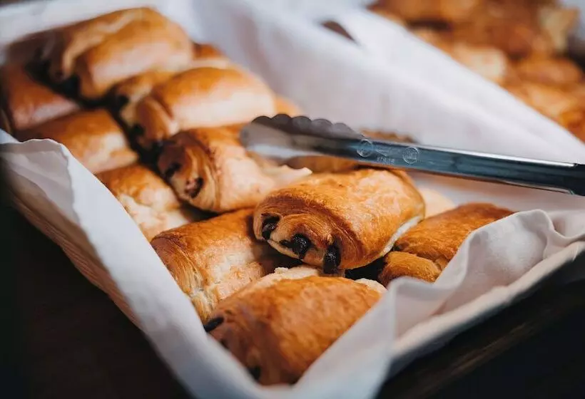 בית מלון כפרי Le Dauphin Montreal Centreville