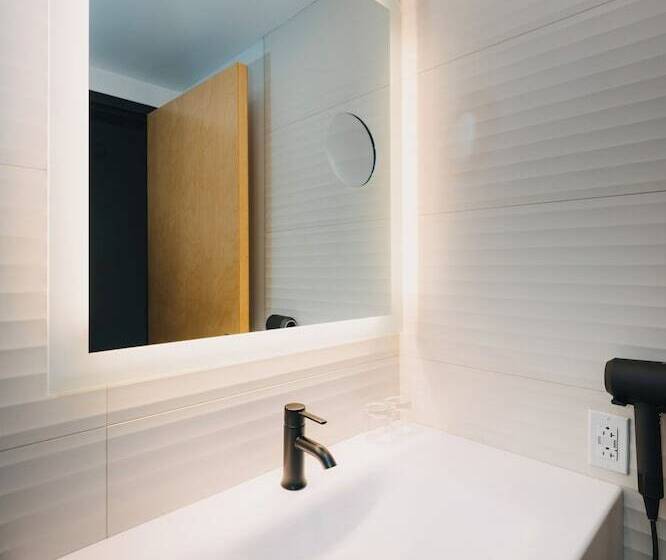 هتل Le Dauphin Montreal Centreville