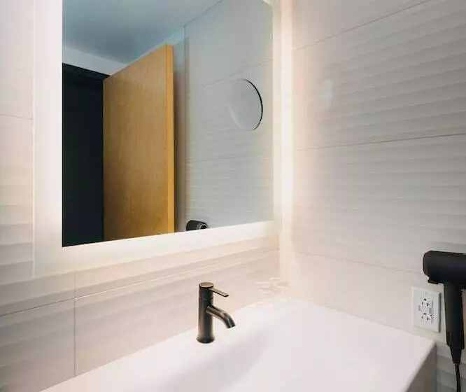 בית מלון כפרי Le Dauphin Montreal Centreville