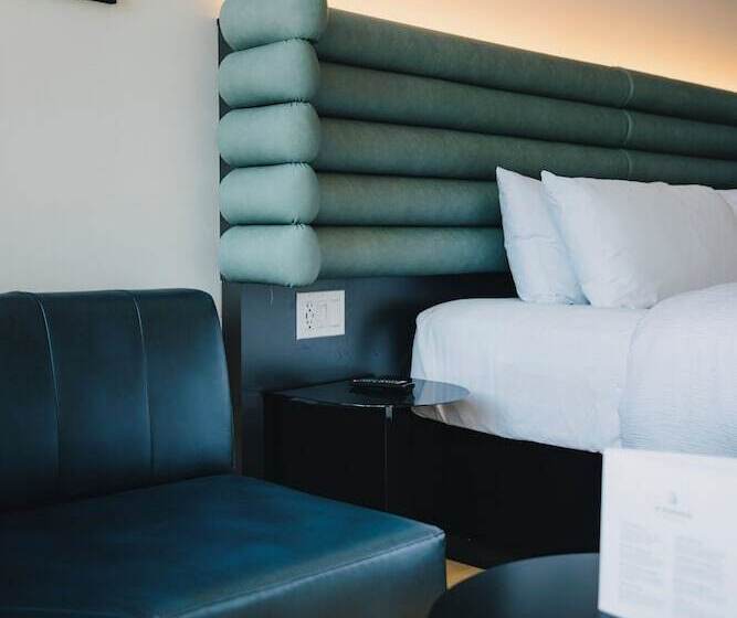 هتل Le Dauphin Montreal Centreville