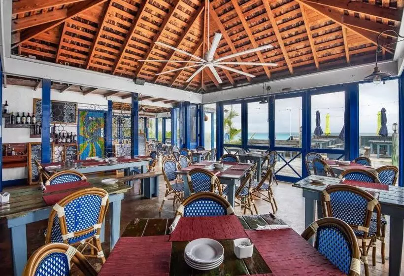 هتل Pineapple Fields