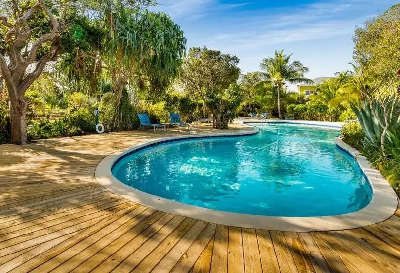 هتل Pineapple Fields