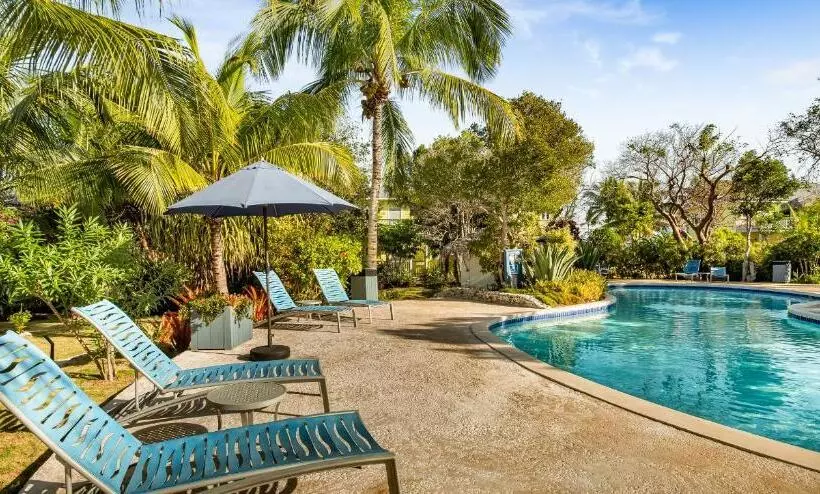 هتل Pineapple Fields