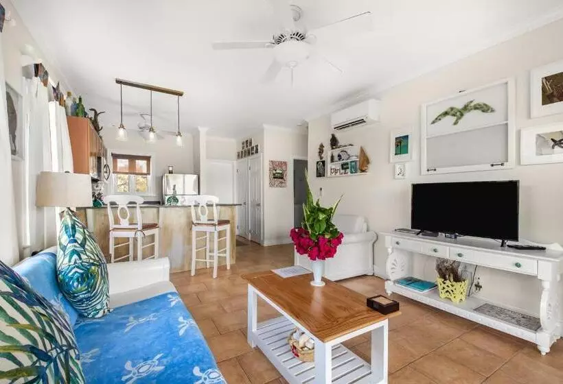 هتل Pineapple Fields