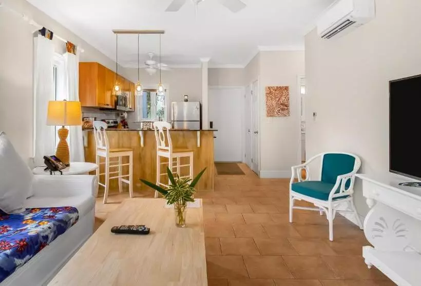 هتل Pineapple Fields