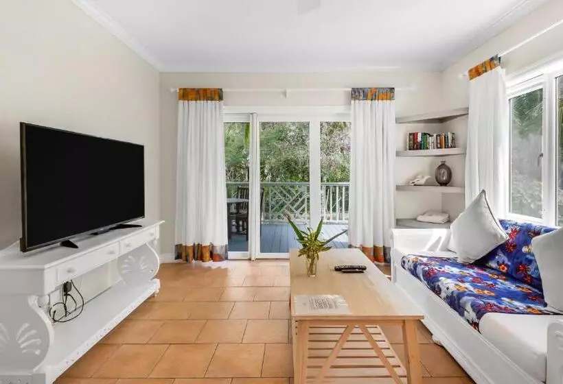 هتل Pineapple Fields