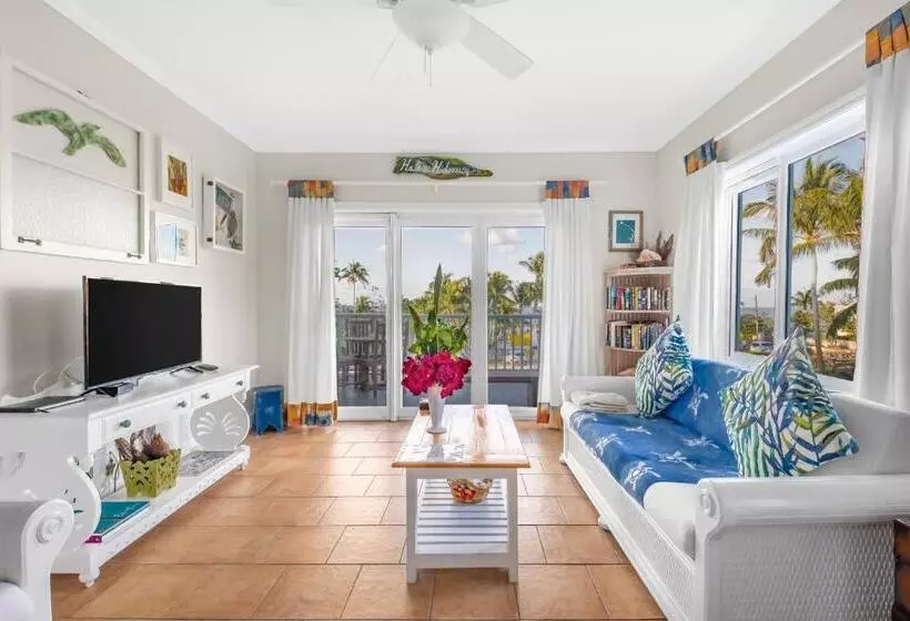 هتل Pineapple Fields