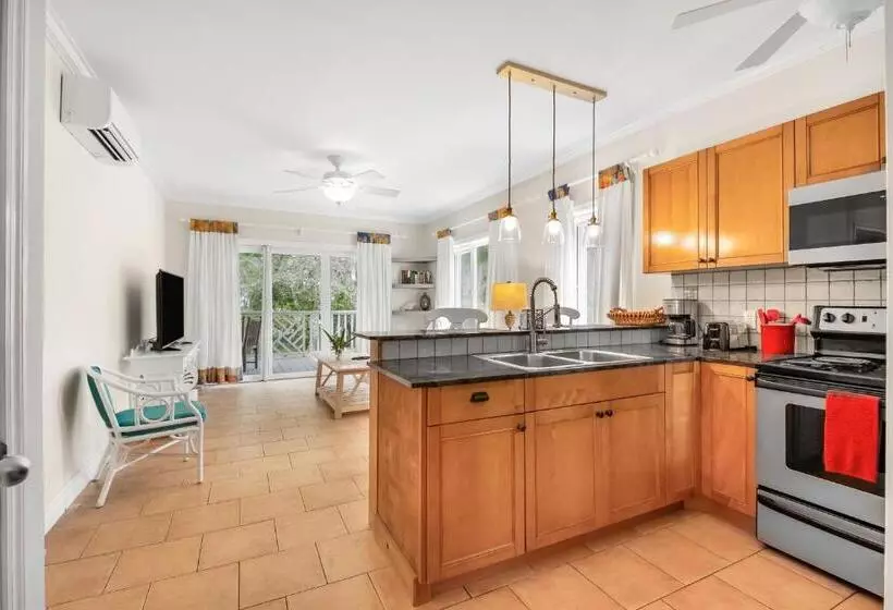 هتل Pineapple Fields