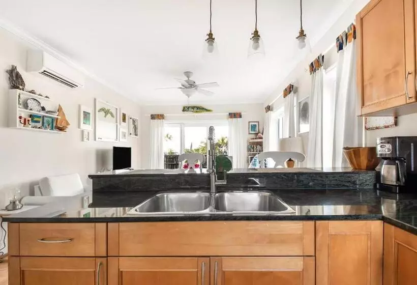 هتل Pineapple Fields