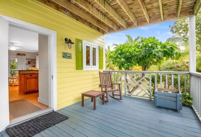 هتل Pineapple Fields