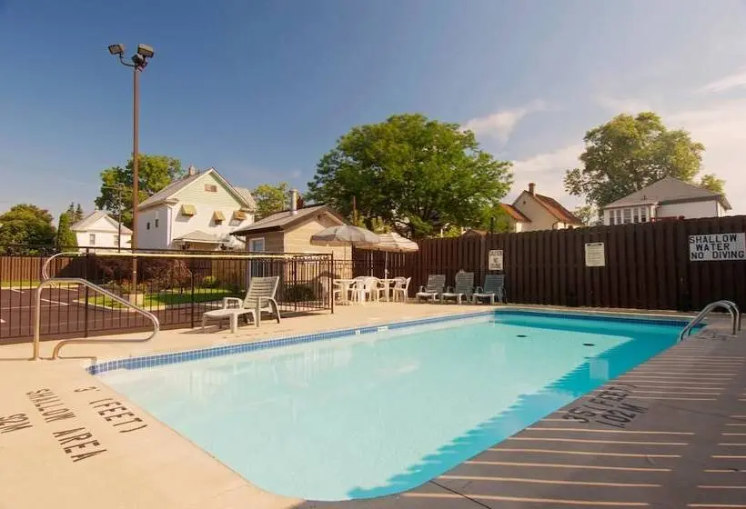 هتل Super 8 by Wyndham Niagara Falls by The Falls