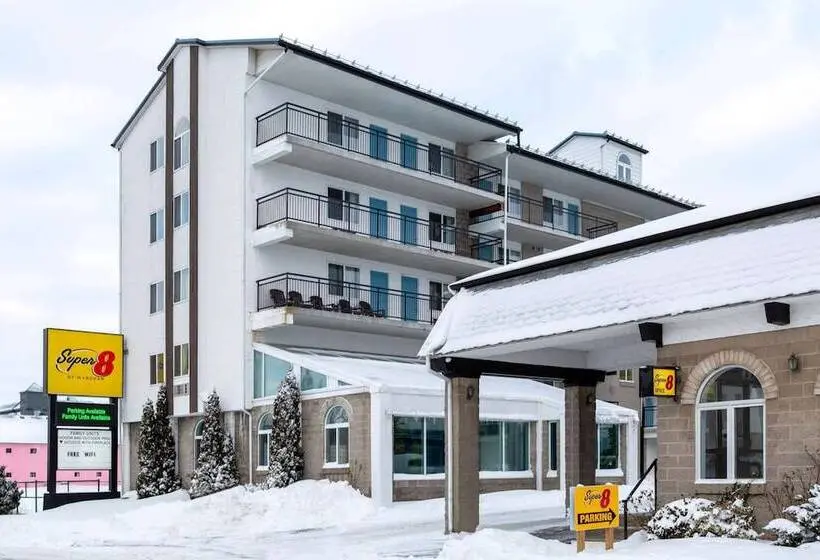 هتل Super 8 by Wyndham Niagara Falls by The Falls