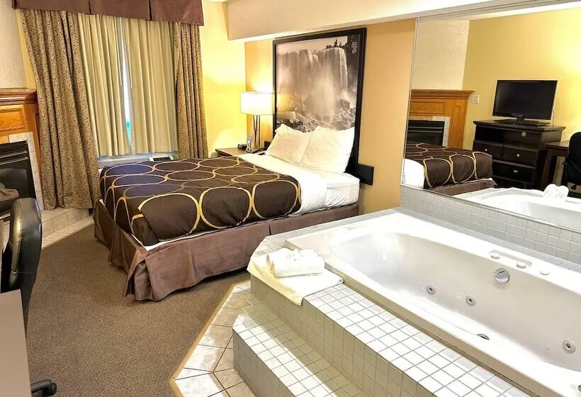 هتل Super 8 by Wyndham Niagara Falls by The Falls