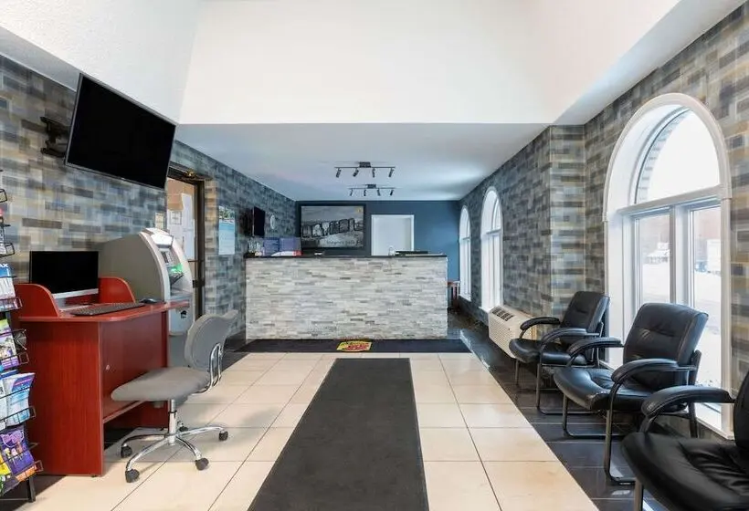 هتل Super 8 by Wyndham Niagara Falls by The Falls