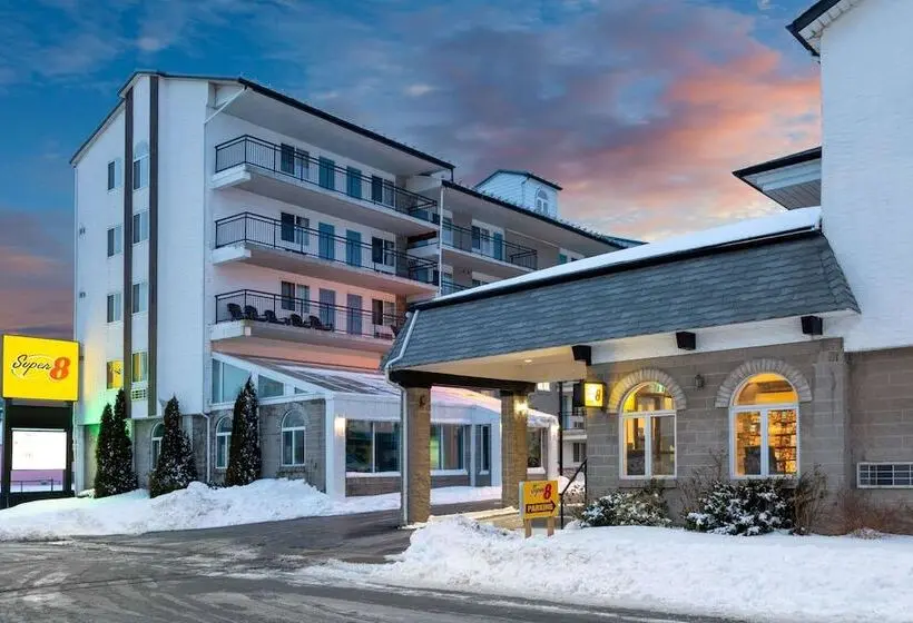 هتل Super 8 by Wyndham Niagara Falls by The Falls