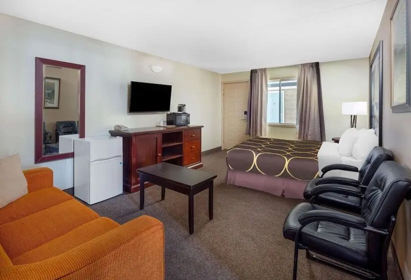 هتل Super 8 by Wyndham Niagara Falls by The Falls