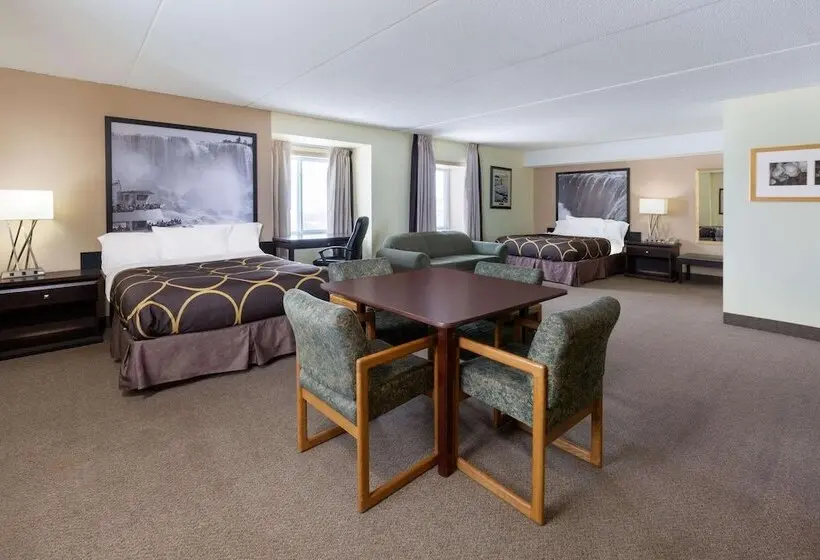 هتل Super 8 by Wyndham Niagara Falls by The Falls