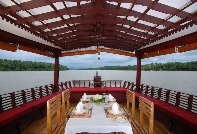 בית מלון כפרי The Raviz Kadavu