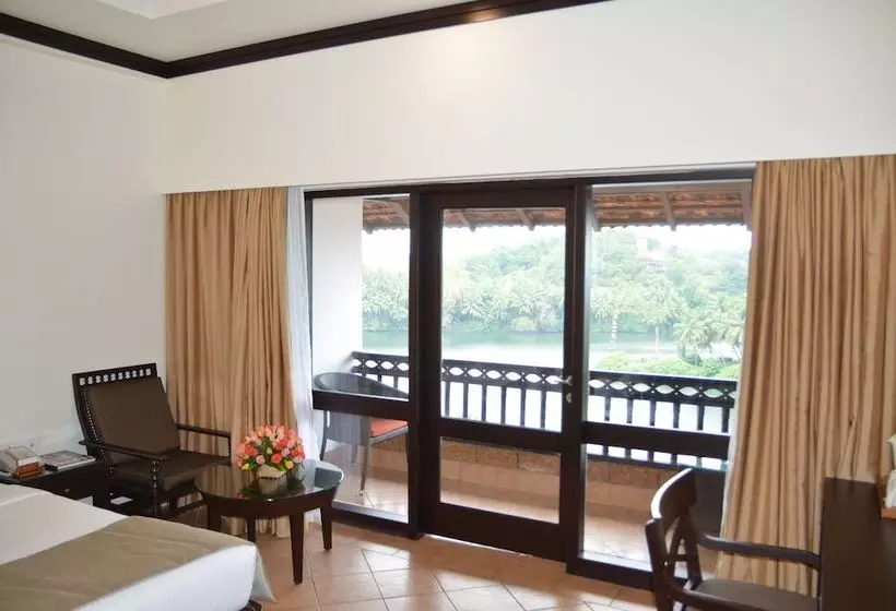 ホテル The Raviz Kadavu