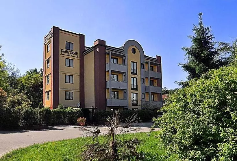 فندق Ascot Lodging