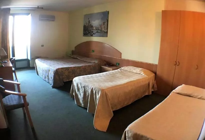 فندق Ascot Lodging