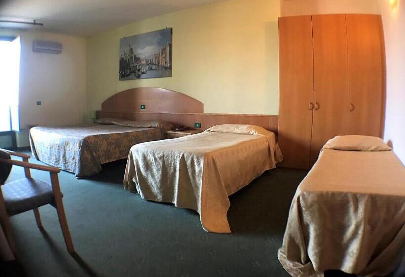 فندق Ascot Lodging