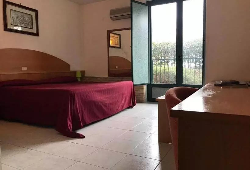 فندق Ascot Lodging