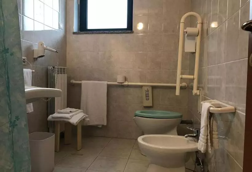 فندق Ascot Lodging