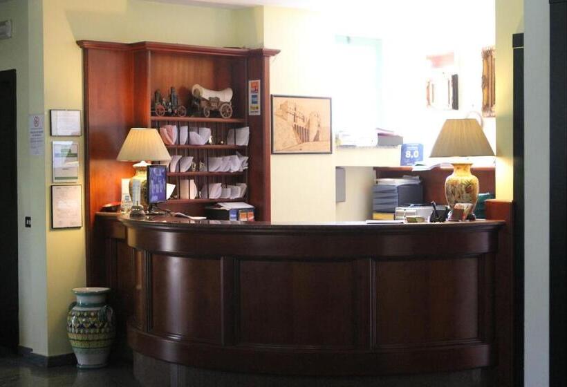 فندق Ascot Lodging