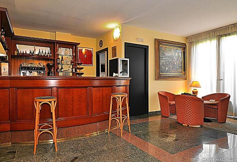 فندق Ascot Lodging