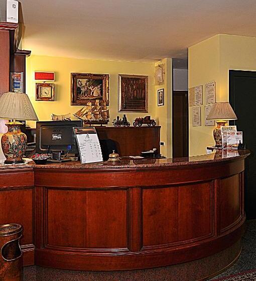 فندق Ascot Lodging