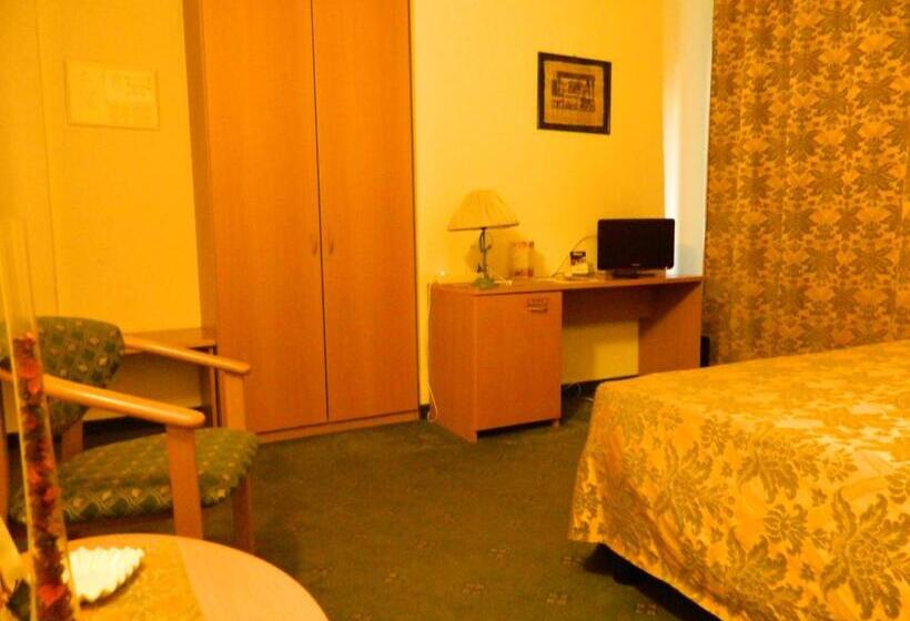 فندق Ascot Lodging