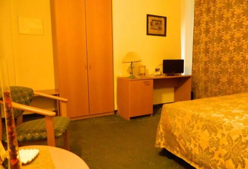 فندق Ascot Lodging