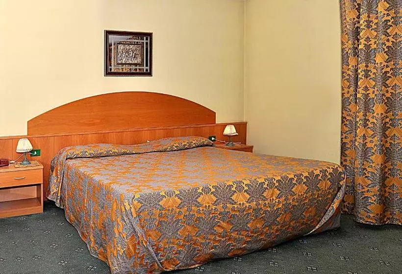 فندق Ascot Lodging