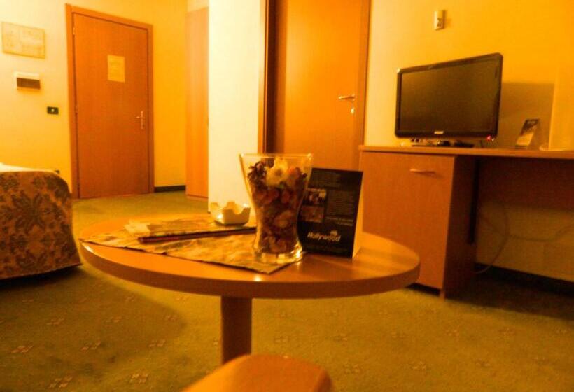 فندق Ascot Lodging