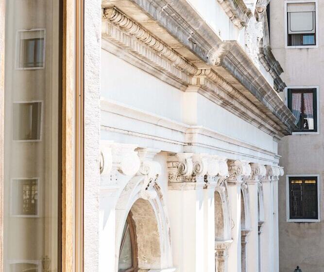 هتل Dei Dragomanni