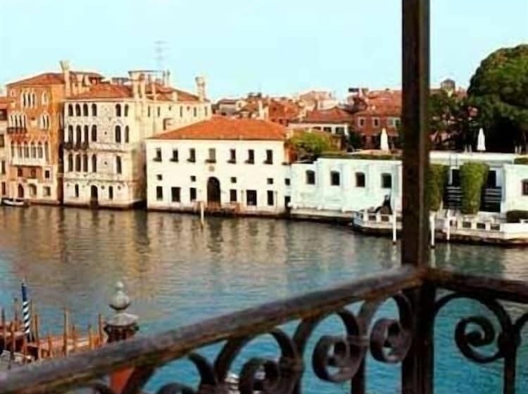 هتل Dei Dragomanni