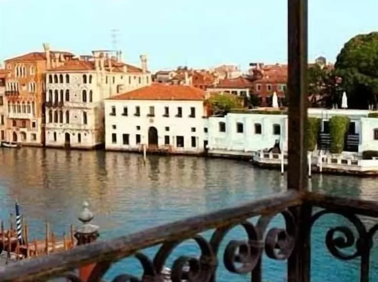 هتل Dei Dragomanni