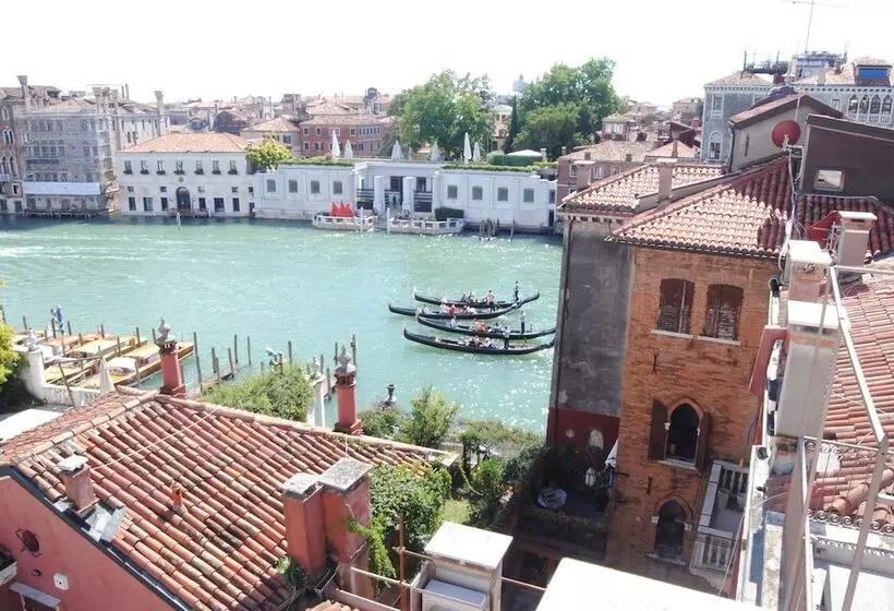 هتل Dei Dragomanni