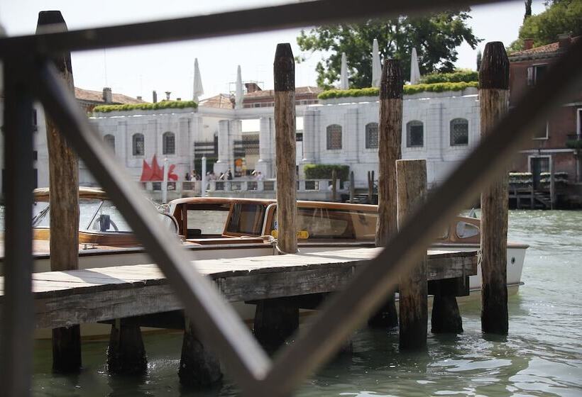 هتل Dei Dragomanni