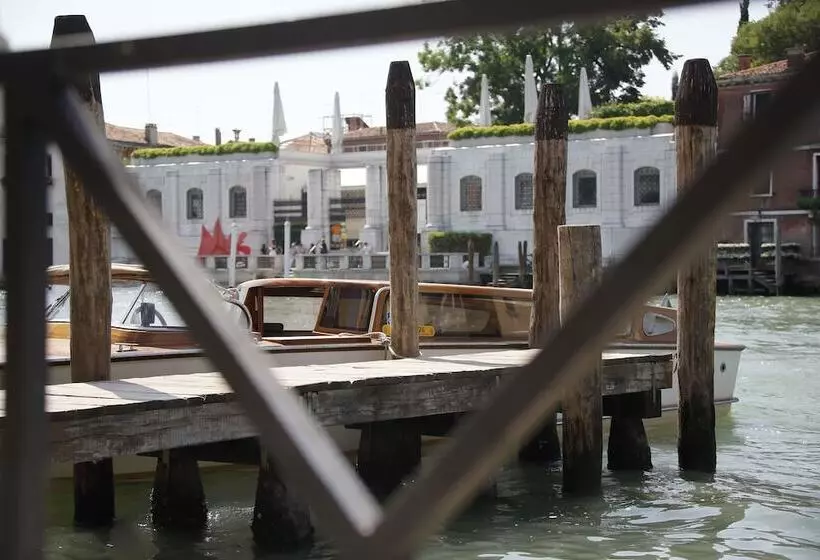 هتل Dei Dragomanni