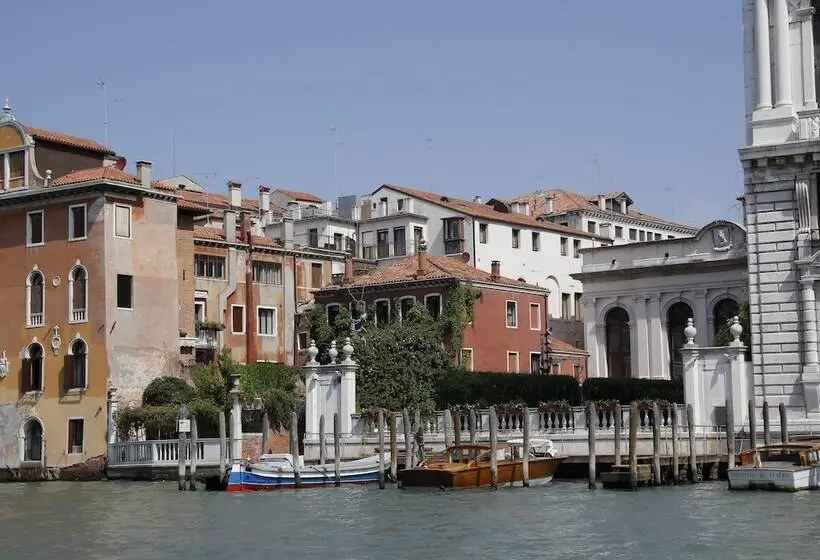 هتل Dei Dragomanni