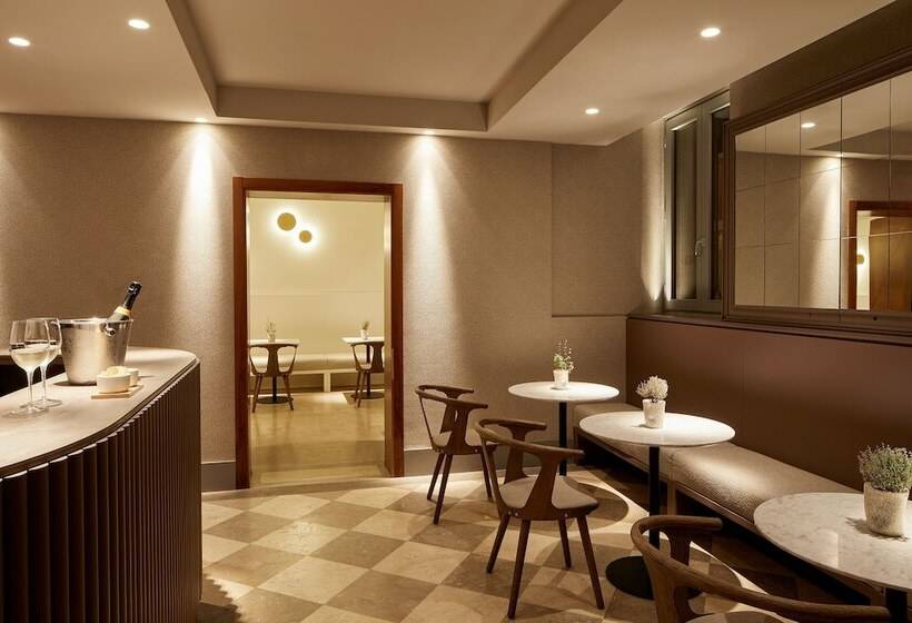 هتل Dei Dragomanni