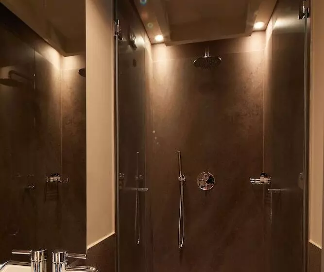 هتل Dei Dragomanni