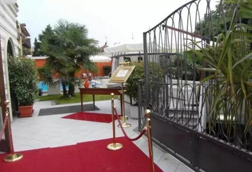 Отель Villa Savoia