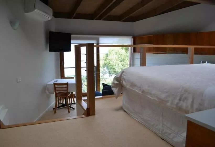 Chris S Beacon Point Restaurant & Villas