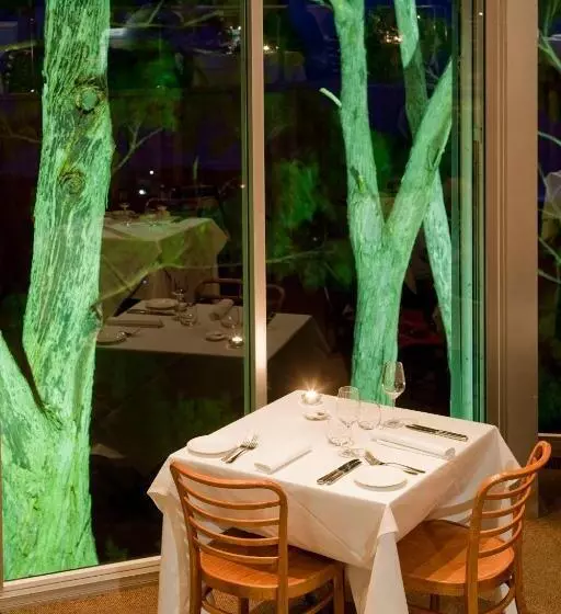 Chris S Beacon Point Restaurant & Villas