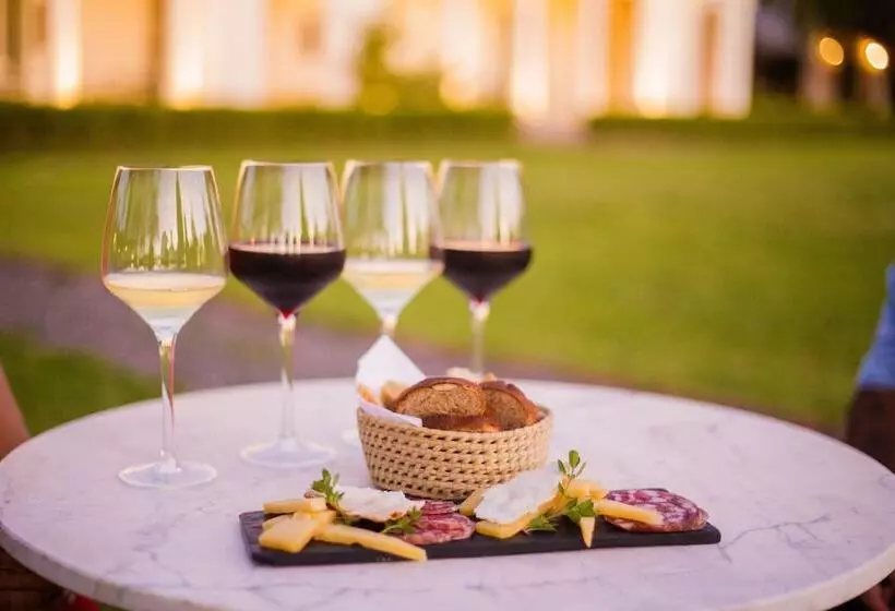 هتل Estancia La Paz